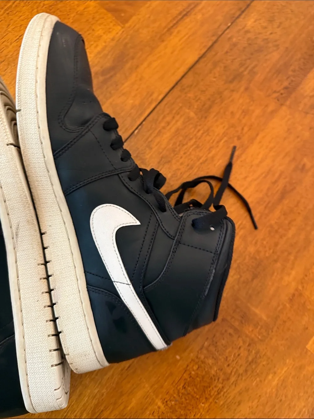 Nike Air Jordan 1 Men's Size US 11 Mid Black White 554724-038 Great Condition